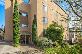 Avalon Apartments in Seattle, WA - Building Photo - Building Photo