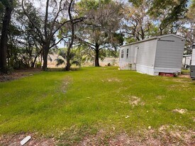 8429 SE 68th Ct in Trenton, FL - Building Photo