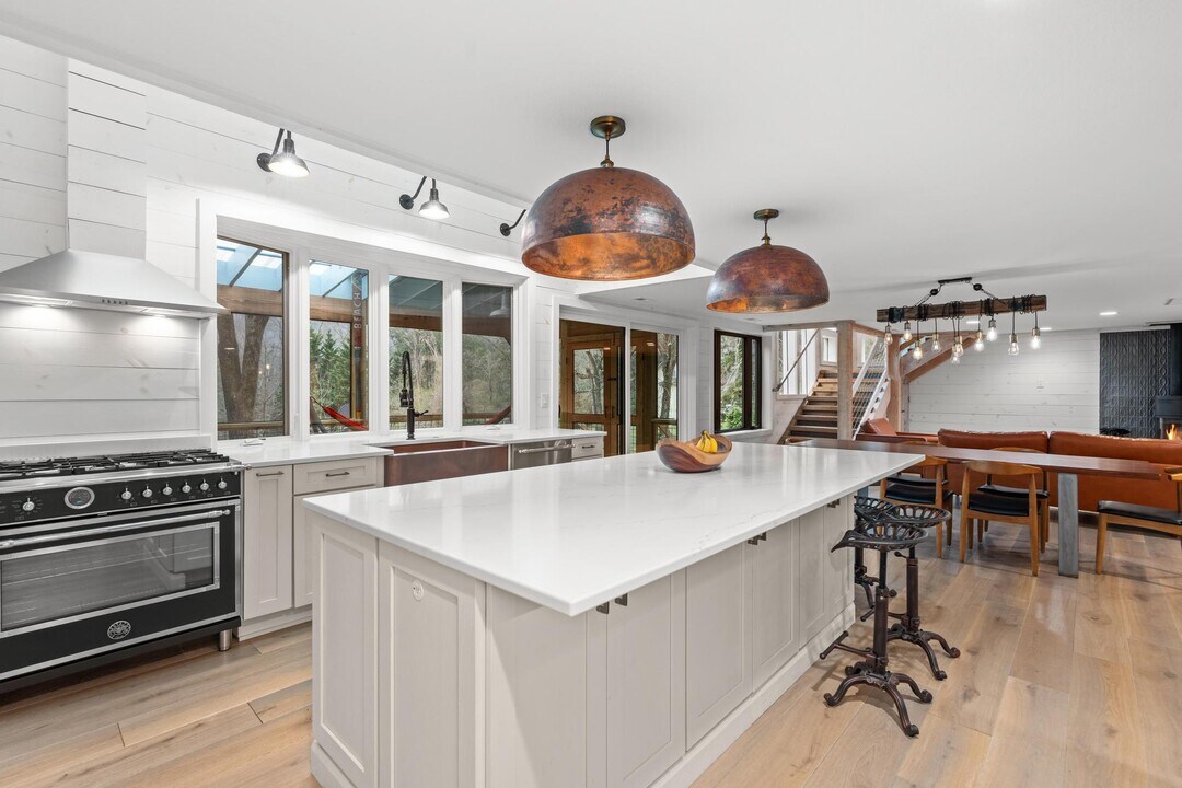 85 Hillcrest Dr in Highlands, NC - Building Photo