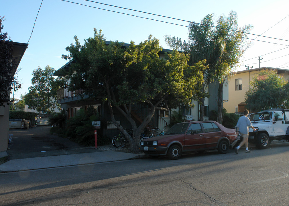 6581 Trigo Rd in Goleta, CA - Building Photo