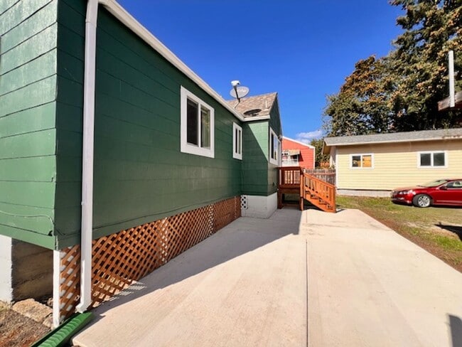 742 N Dean St in Coquille, OR - Building Photo - Building Photo