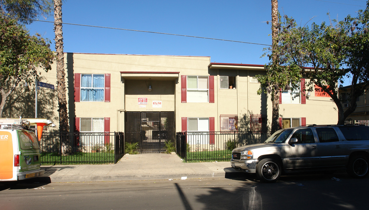 Rayen Apartments in North Hills, CA - Building Photo