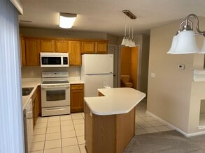 811 Burr Oaks Dr in West Des Moines, IA - Foto de edificio - Building Photo