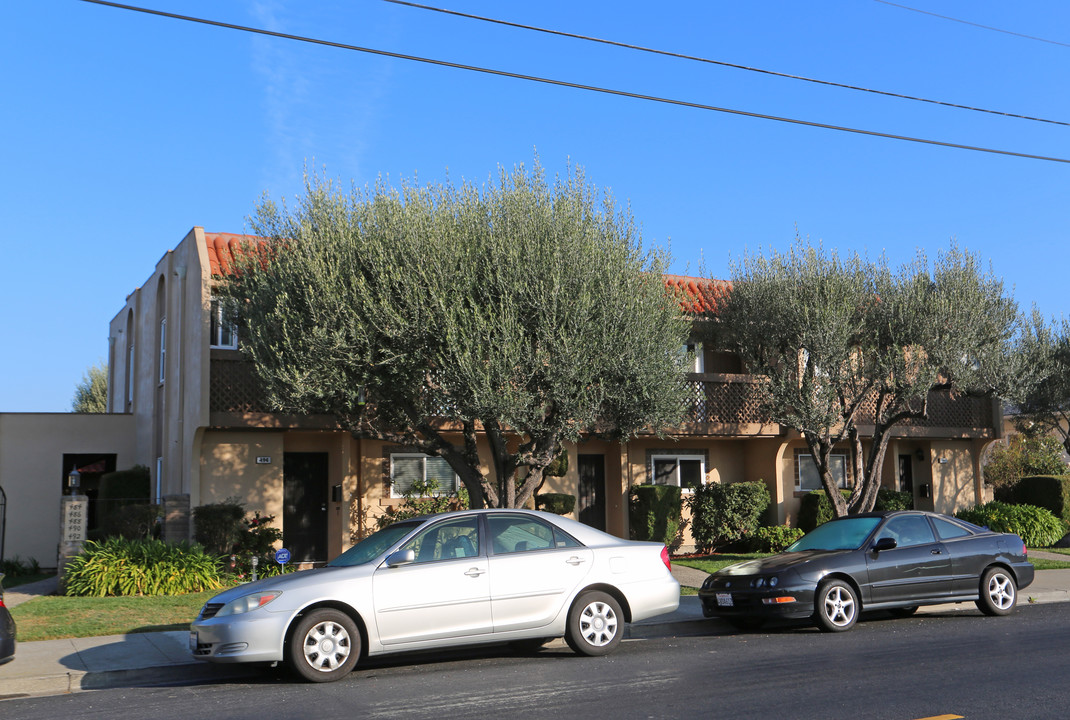 498 Sybil Ave in San Leandro, CA - Foto de edificio