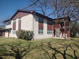 508 W Baylor St, Unit Apt. B in Ennis, TX - Building Photo