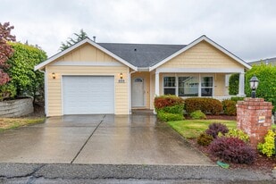 659 NW 12th Loop in Oak Harbor, WA - Building Photo