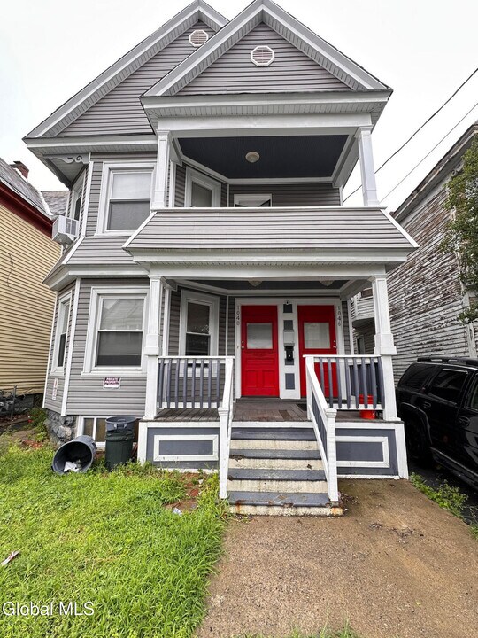 1046 Delamont Ave in Schenectady, NY - Building Photo