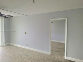 9470 Poinciana Pl in Davie, FL - Building Photo - Building Photo