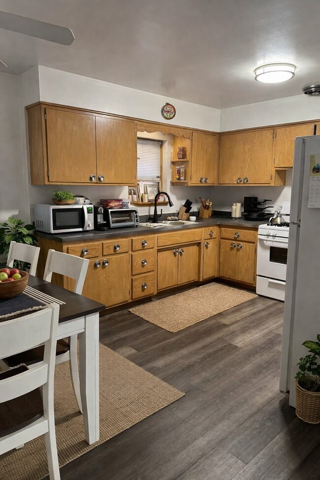 5821 W Montrose Ave, Unit 1R