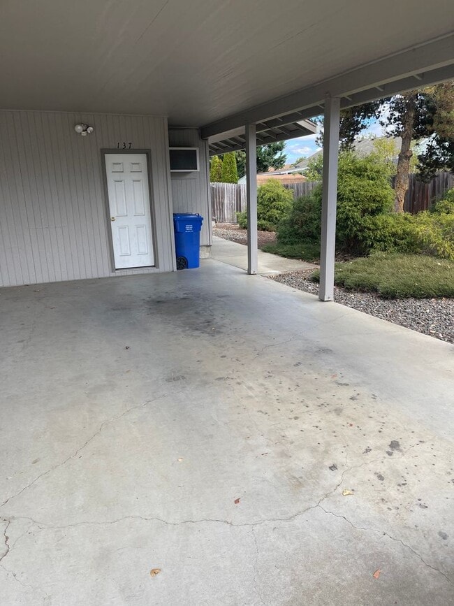 137 Zephyr Ct in Roseburg, OR - Building Photo - Building Photo