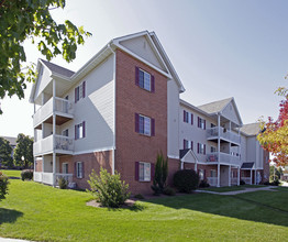 River Terrace Apartments in Janesville, WI - Foto de edificio - Building Photo