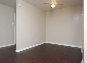 Bella Vista Sol in Dallas, TX - Building Photo - Interior Photo