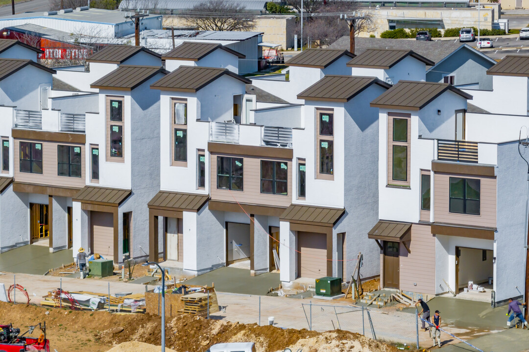5162-5163 Northtrail Dr in San Antonio, TX - Building Photo