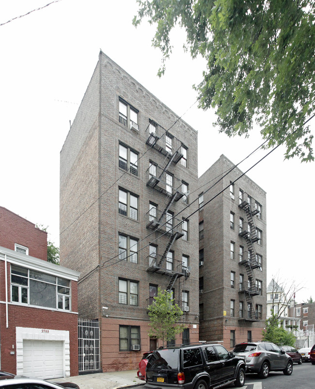 2761 Decatur Ave in Bronx, NY - Foto de edificio - Building Photo