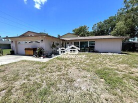 802 Embassy Rd in Largo, FL - Building Photo