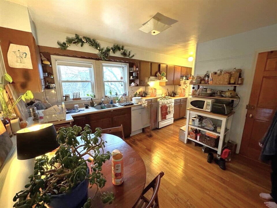 21 Sartwell Ave, Unit 3 in Somerville, MA - Building Photo