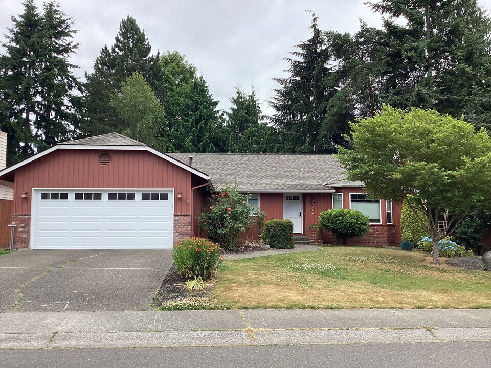 5212 103rd St SW in Mukilteo, WA - Building Photo