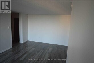 17 Knightsbridge Rd in Brampton, ON - Building Photo - Building Photo