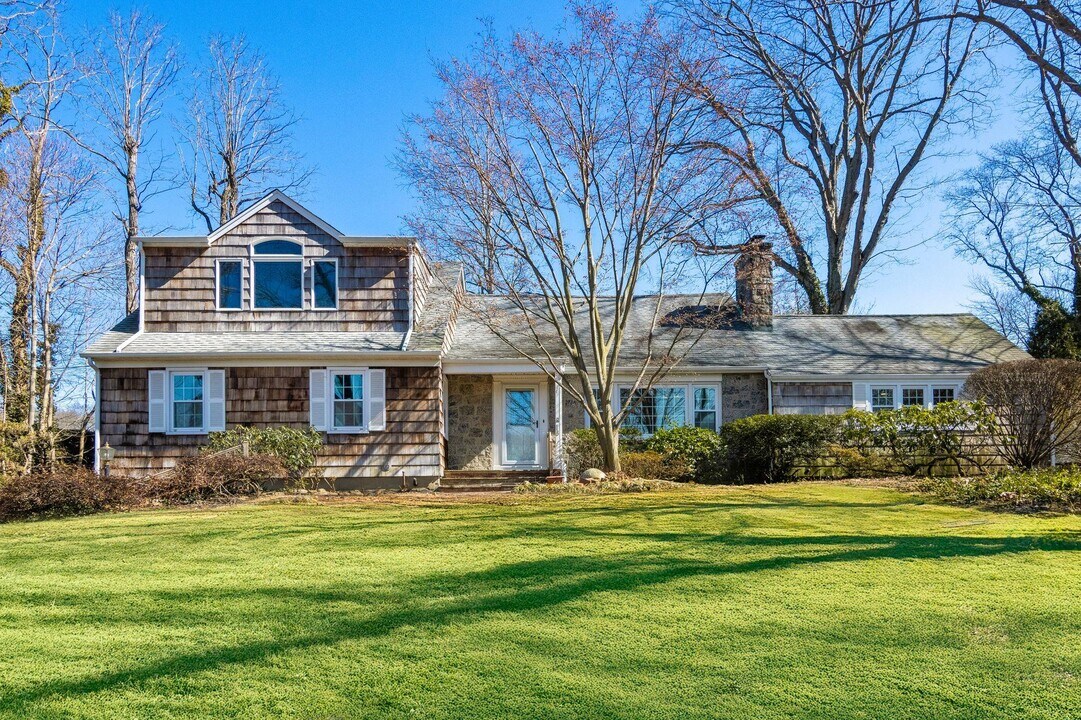 16 Russet Ln in Halesite, NY - Building Photo