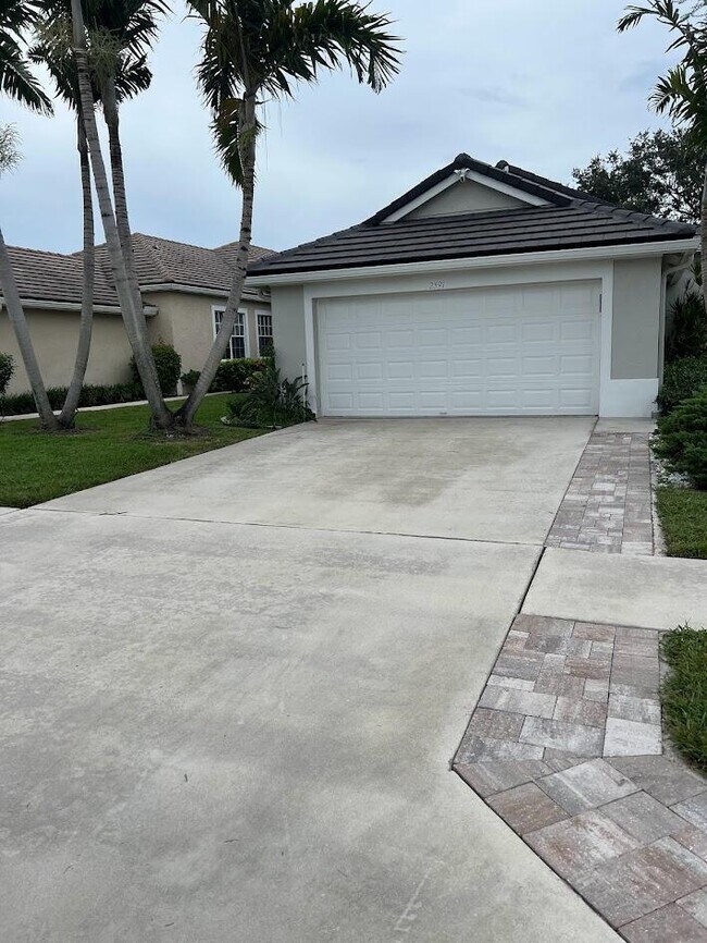 2591 Country Golf Dr in Wellington, FL - Building Photo - Building Photo