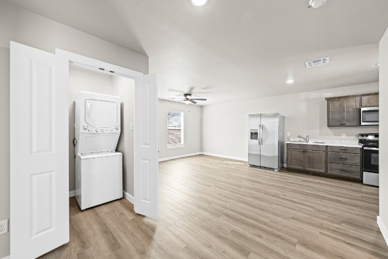 107 Thomas St in Rogers, TX - Building Photo