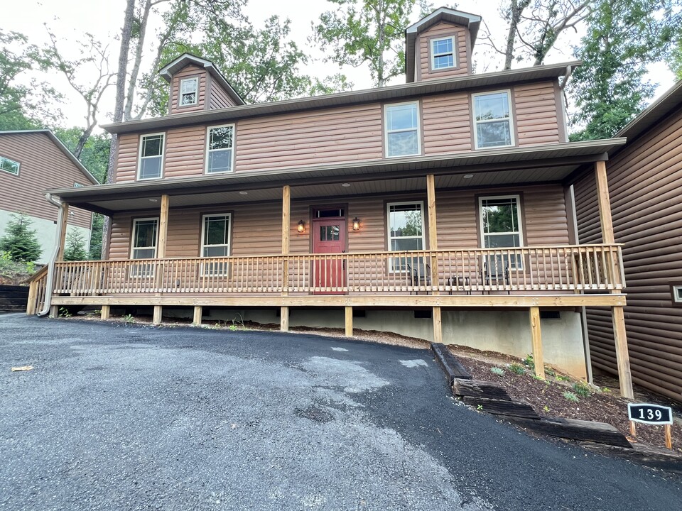 139 Pier Point Dr in Lake Lure, NC - Building Photo