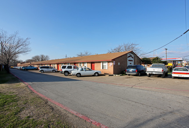 Country Brook Apartments in Irving, TX - Building Photo - Building Photo