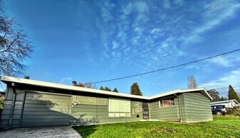 318 E 28th St in Bremerton, WA - Building Photo