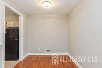 68 Franklin School Way in Metuchen, NJ - Building Photo - Building Photo