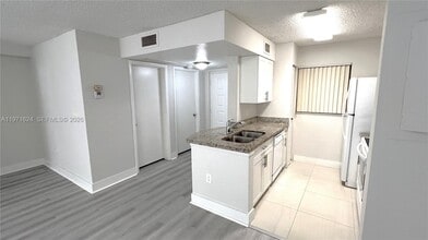 2831 N Oakland Forest Dr in Oakland Park, FL - Building Photo - Building Photo