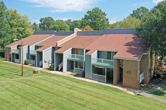 North Lakes Apartments in Greensboro, NC - Building Photo - Building Photo