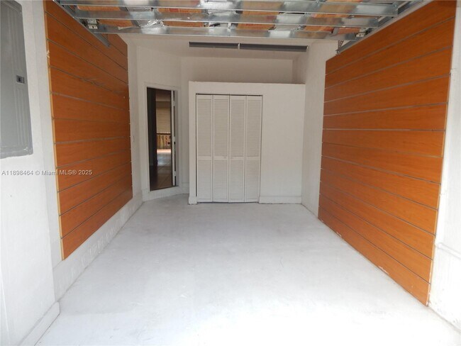 10205 NW 10th St in Miami, FL - Building Photo - Building Photo