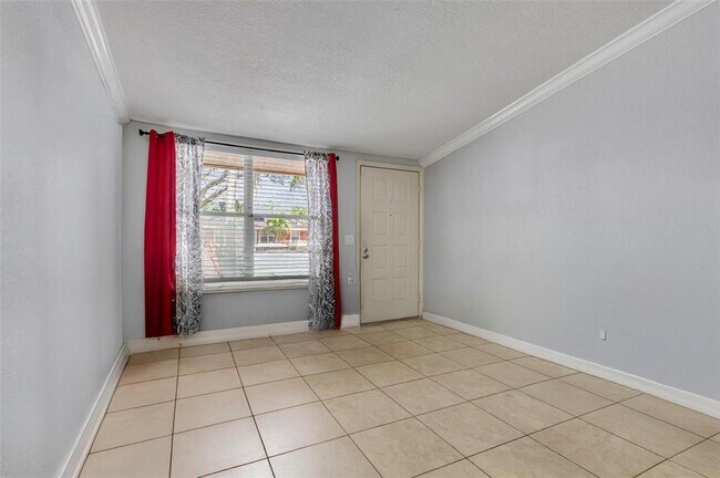 7194 Southgate Blvd in Tamarac, FL - Foto de edificio - Building Photo