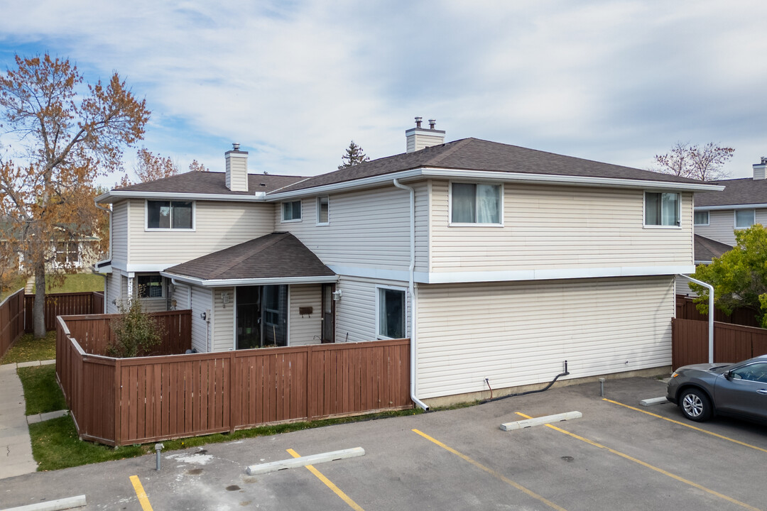 1155 Falconridge Dr NE in Calgary, AB - Building Photo