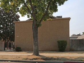 3338 E Sierra Madre Ave, Fresno CA 93726 in Fresno, CA - Foto de edificio - Building Photo