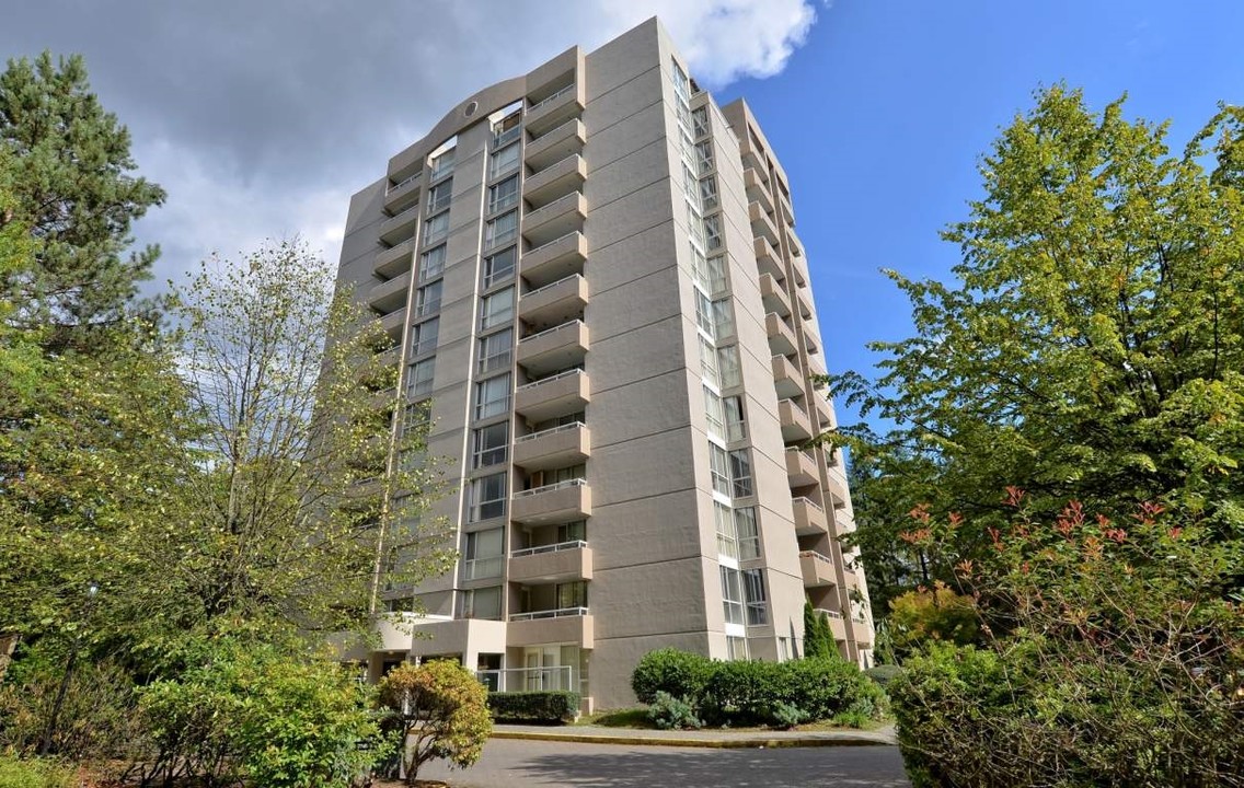 Halifax Towers in Burnaby, BC - Building Photo