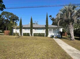 1700 E Anderson St in Pensacola, FL - Building Photo