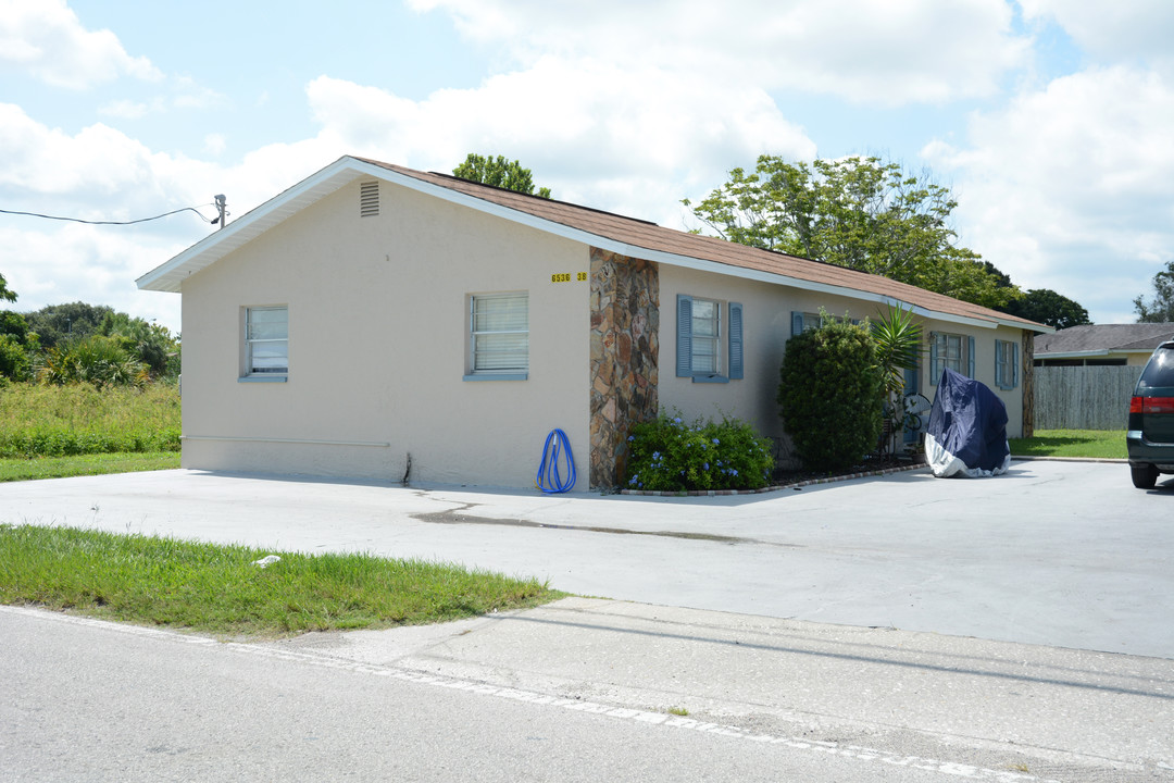 6538 Stone Rd in Port Richey, FL - Foto de edificio