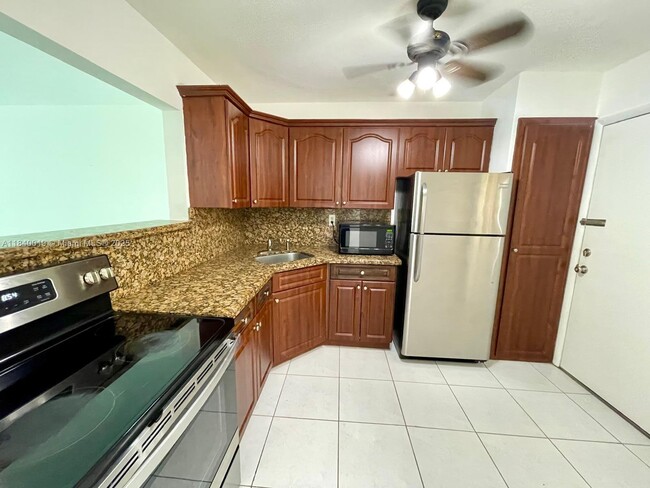 1540 NE 191st St in Miami, FL - Building Photo - Building Photo