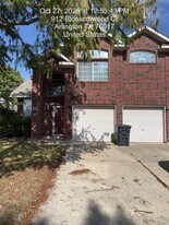 911 Blossomwood Ct in Arlington, TX - Building Photo