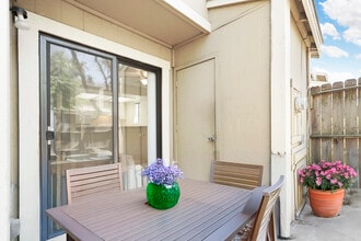 Elevate Properties in Fairfield, CA - Foto de edificio - Building Photo