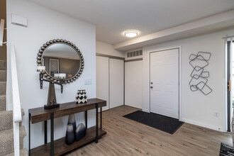 Saddlewood Park Townhomes in Minnetonka, MN - Foto de edificio - Interior Photo
