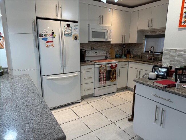 8981 S Hollybrook Blvd in Pembroke Pines, FL - Building Photo - Building Photo