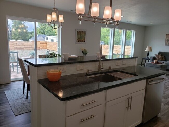 825-827 S Johnson Rd in Spokane Valley, WA - Building Photo - Building Photo