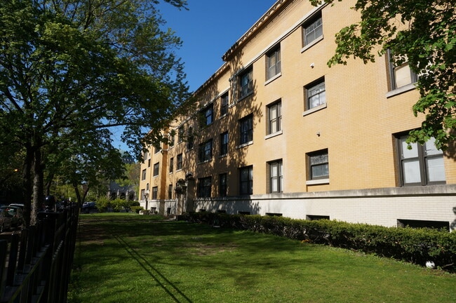 property at 650 W Arlington Pl