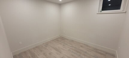 5813 Canada Way in Burnaby, BC - Building Photo - Building Photo