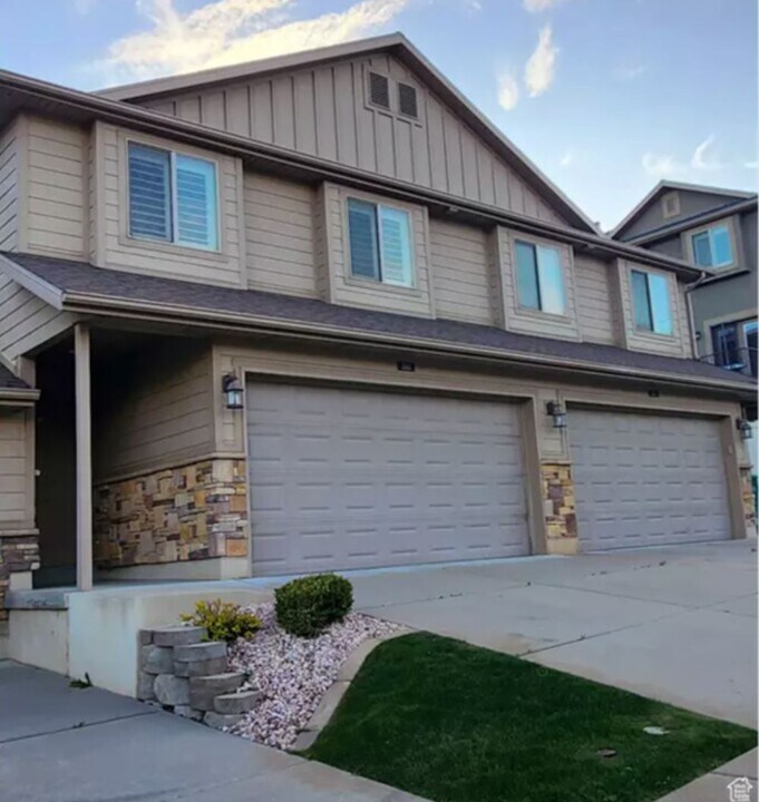 3163 N Whitetail Dr in Layton, UT - Building Photo