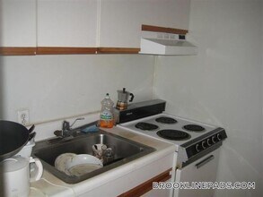 208 Winthrop Rd in Brookline, MA - Foto de edificio - Building Photo