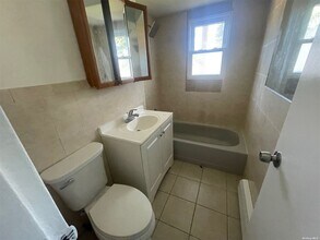 5 A Hemlock Dr in Bay Shore, NY - Building Photo - Building Photo