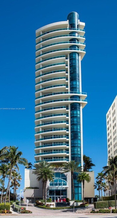 5025 Collins Ave in Miami Beach, FL - Building Photo